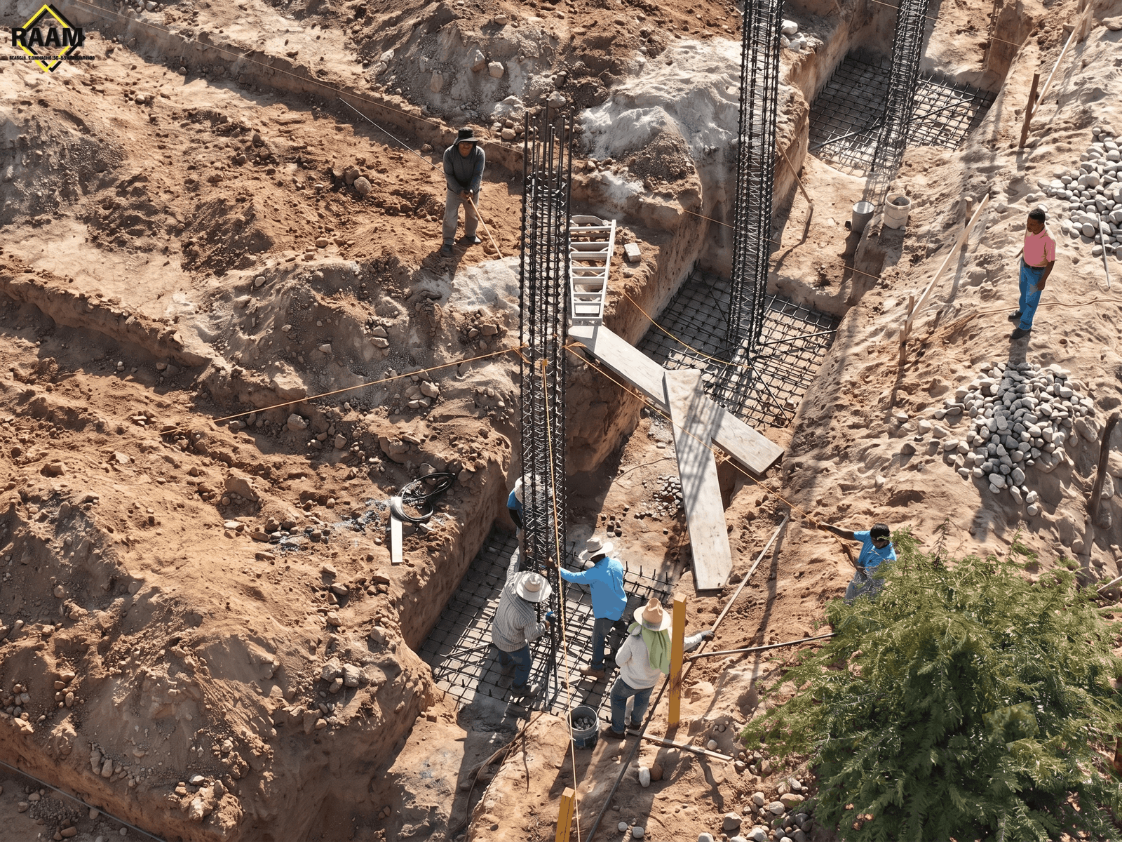 Armado de acero de refuerzo en ladera para cimentación