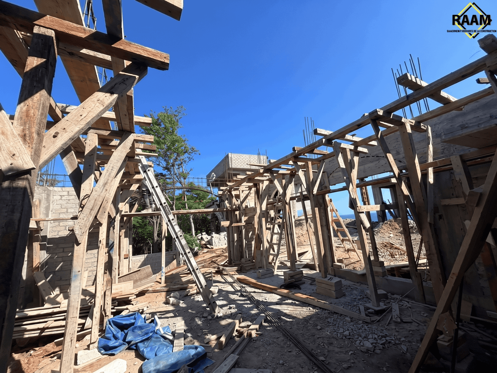 Estructura de madera para cimbra en construcción frente al mar